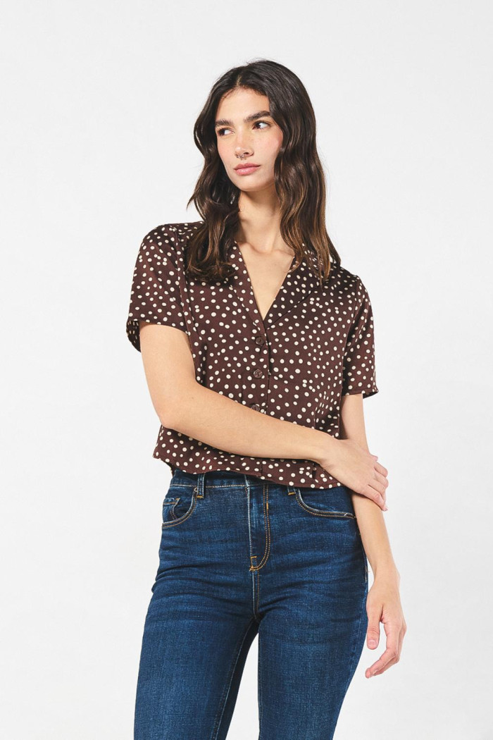 Blusa crop manga corta unicolor con diseños de puntos