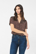 Blusa crop manga corta unicolor con diseños de puntos