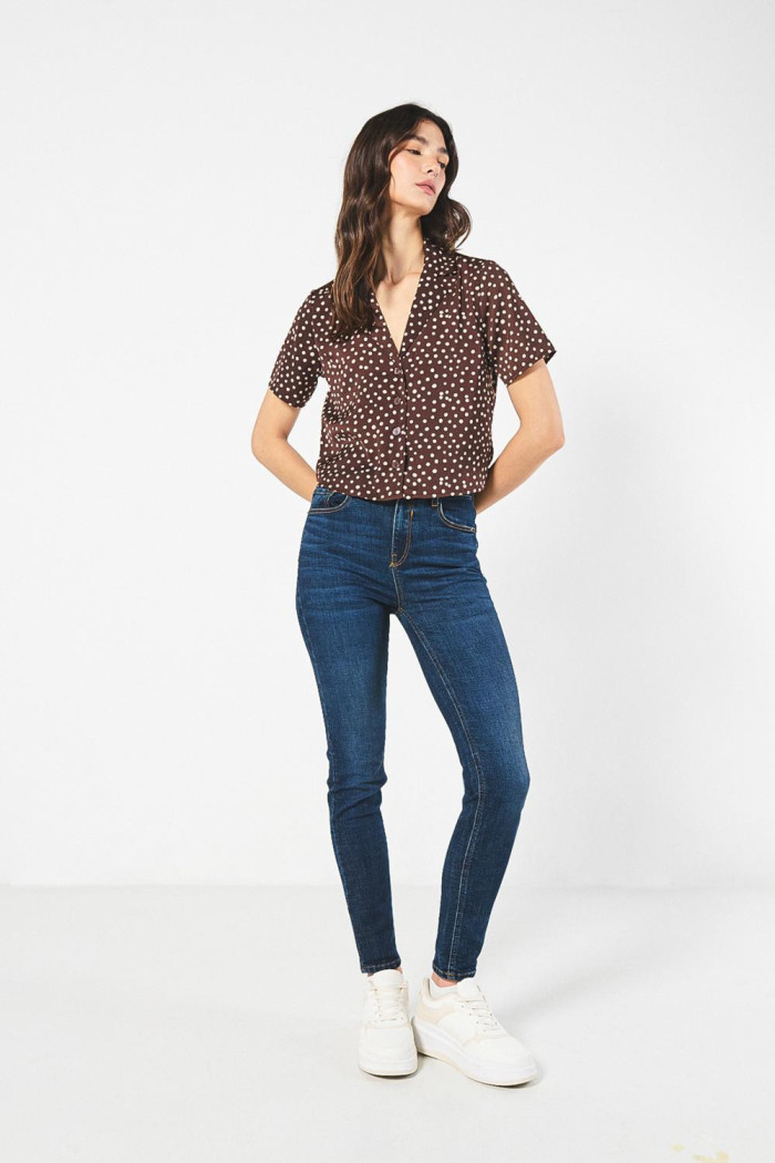 Blusa crop manga corta unicolor con diseños de puntos