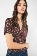 Blusa crop manga corta unicolor con diseños de puntos