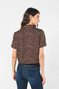 Blusa crop manga corta unicolor con diseños de puntos