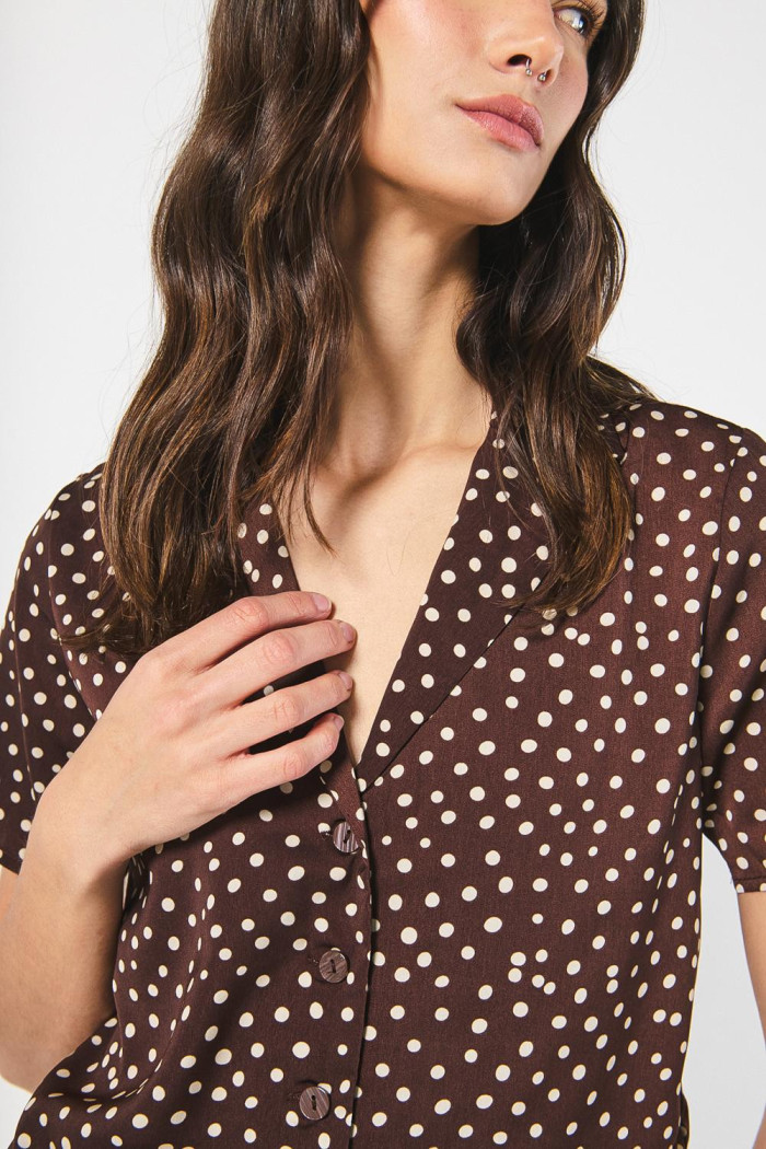 Blusa crop manga corta unicolor con diseños de puntos