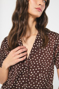 Blusa crop manga corta unicolor con diseños de puntos