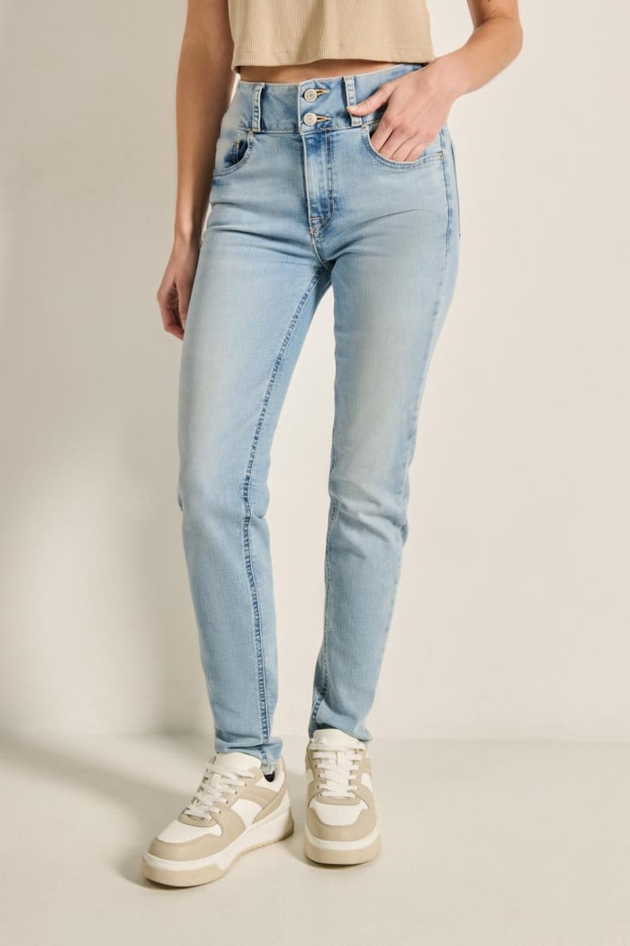 Jean tiro alto push up azul con desgastes y pretina ancha