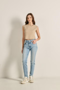 Jean tiro alto push up azul con desgastes y pretina ancha
