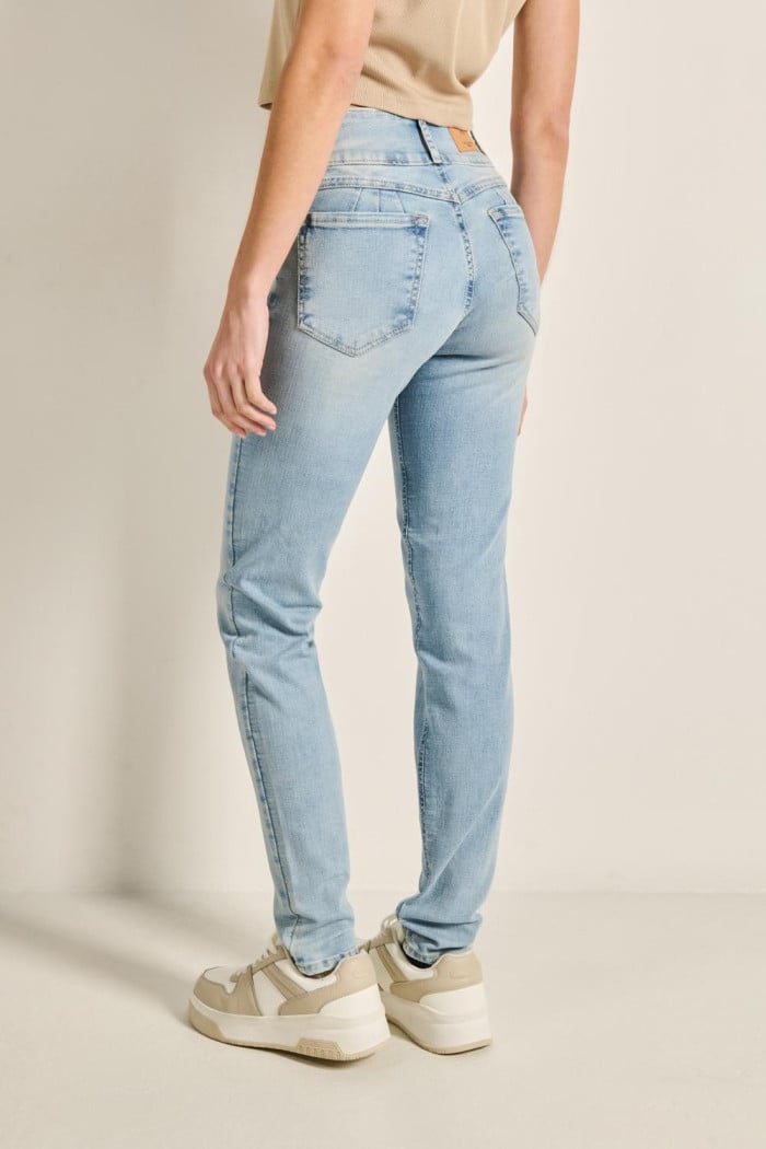 Jean tiro alto push up azul con desgastes y pretina ancha