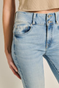 Jean tiro alto push up azul con desgastes y pretina ancha