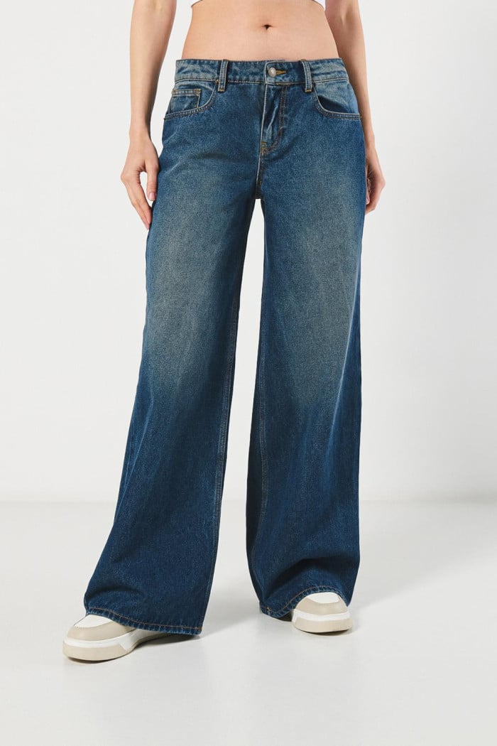 Jean azul claro palazzo con bota ancha y tiro alto