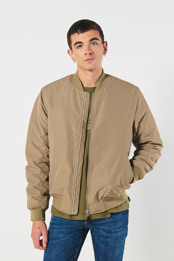 Chaqueta unicolor bomber acolchada con acabados en rib