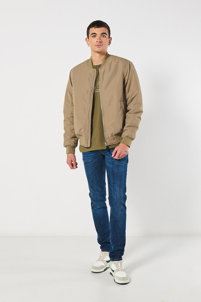 Chaqueta unicolor bomber acolchada con acabados en rib