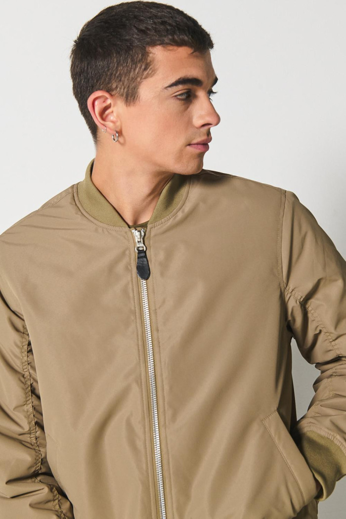 Chaqueta unicolor bomber acolchada con acabados en rib