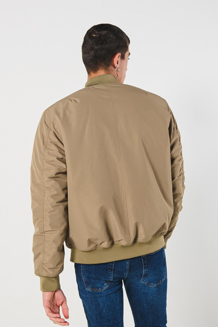 Chaqueta unicolor bomber acolchada con acabados en rib