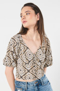 Blusa café con diseños estampados y escote V