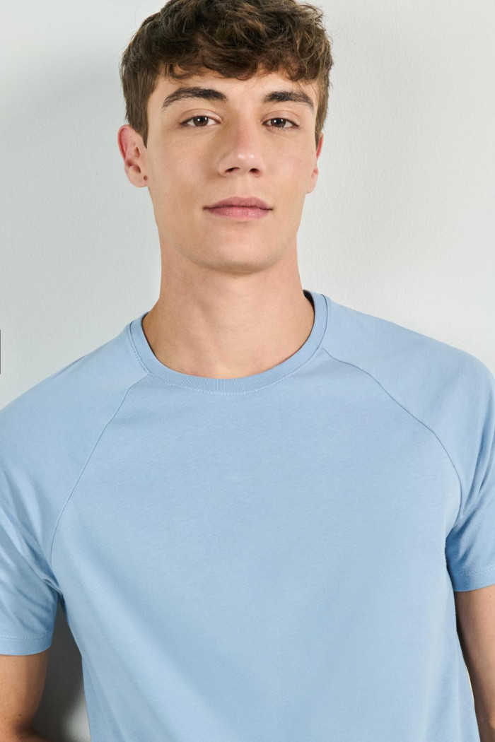 Camiseta manga ranglan corta unicolor con cuello redondo