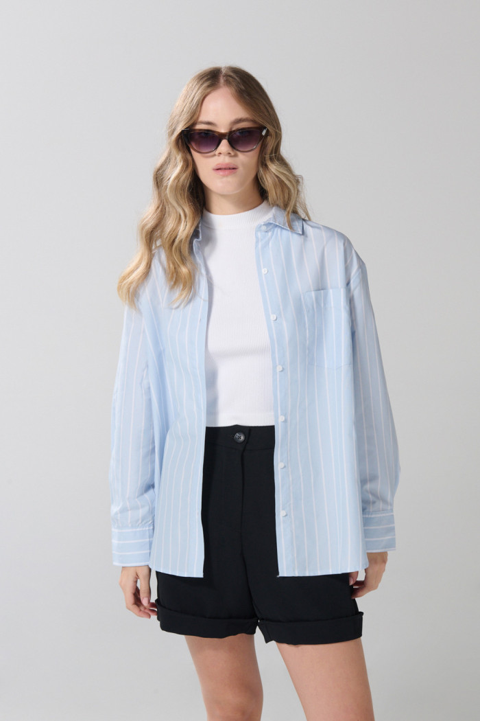 Blusa manga larga a rayas unicolor oversize con bolsillo