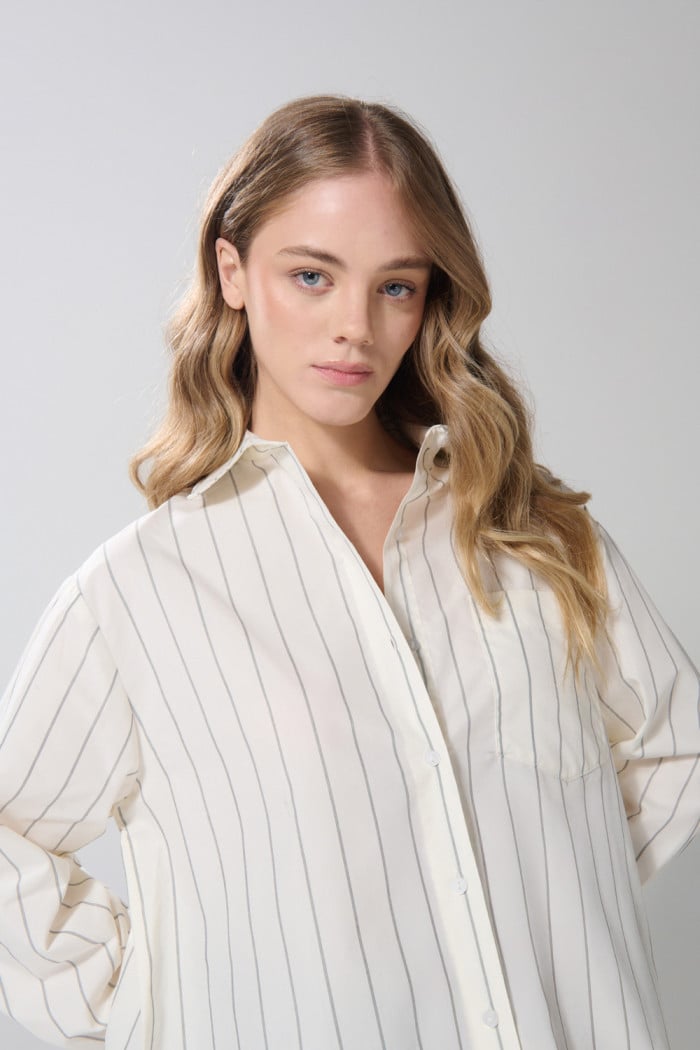 Blusa manga larga a rayas unicolor oversize con bolsillo
