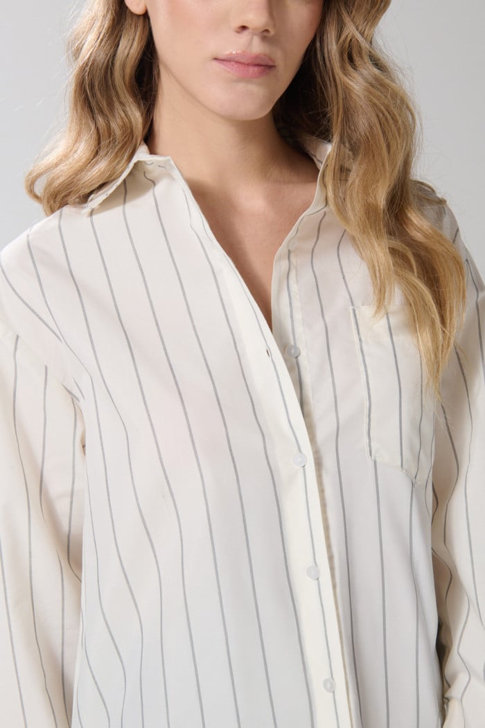 Blusa manga larga a rayas unicolor oversize con bolsillo