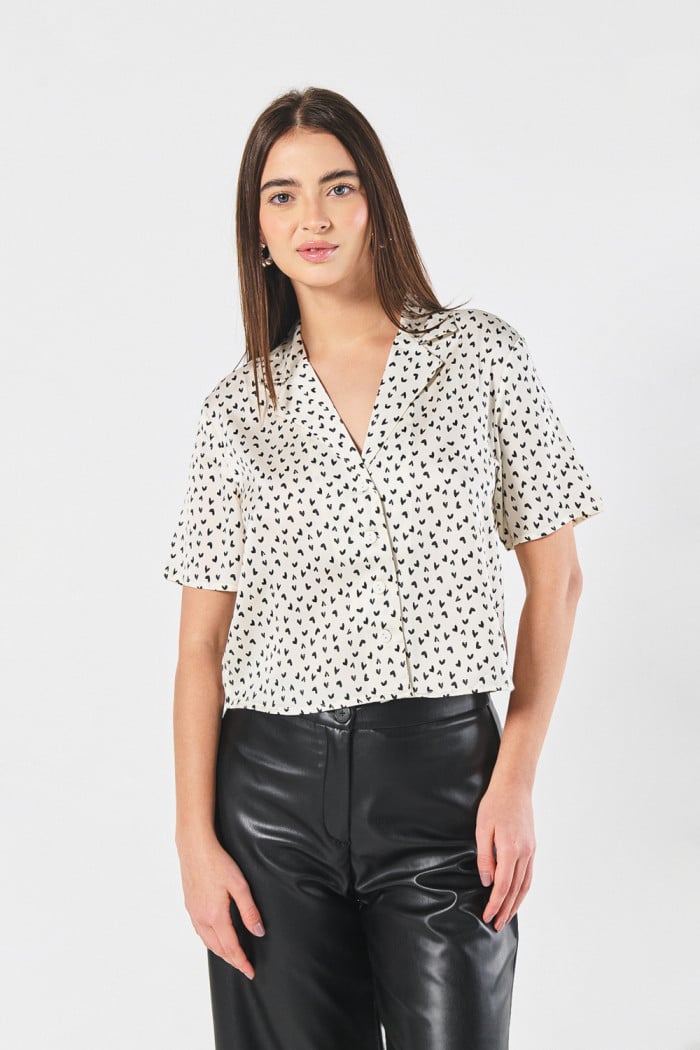 Blusa en satín manga corta unicolor con diseños estampados