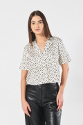 Blusa en satín manga corta unicolor con diseños estampados