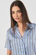 Blusa en satín manga corta unicolor con diseños estampados