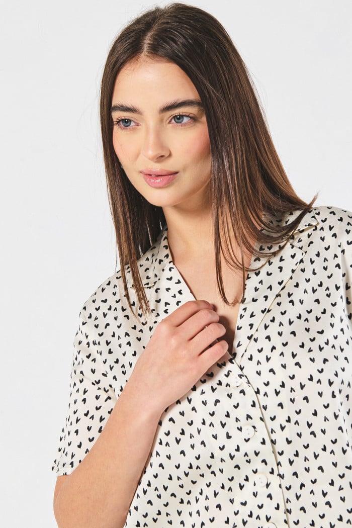 Blusa en satín manga corta unicolor con diseños estampados
