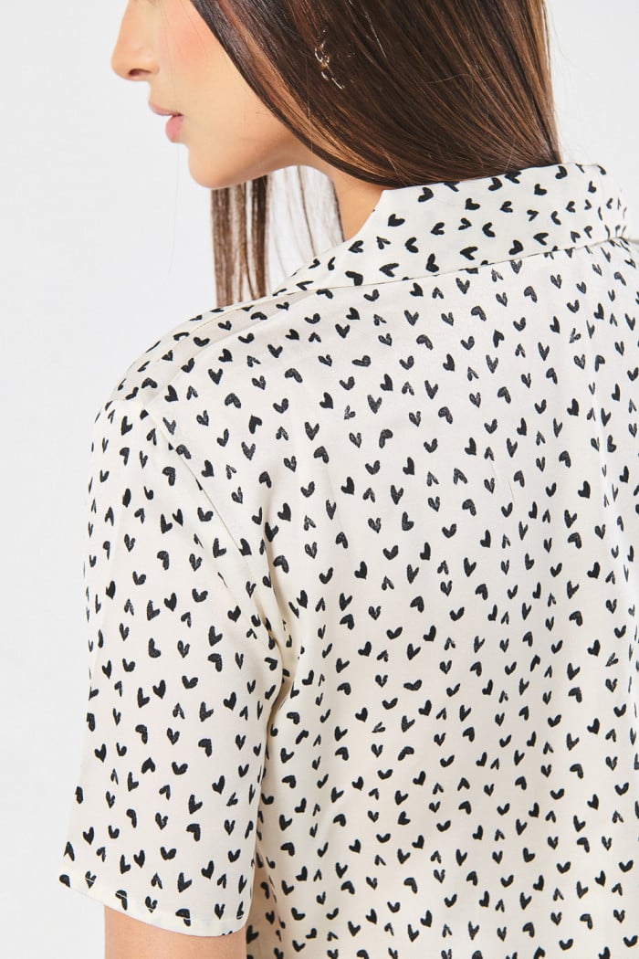 Blusa en satín manga corta unicolor con diseños estampados