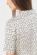 Blusa en satín manga corta unicolor con diseños estampados