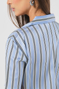 Blusa en satín manga corta unicolor con diseños estampados