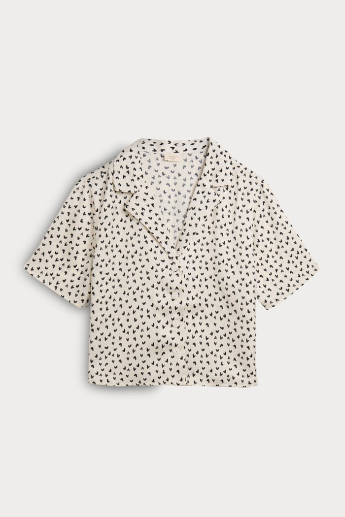 Blusa en satín manga corta unicolor con diseños estampados