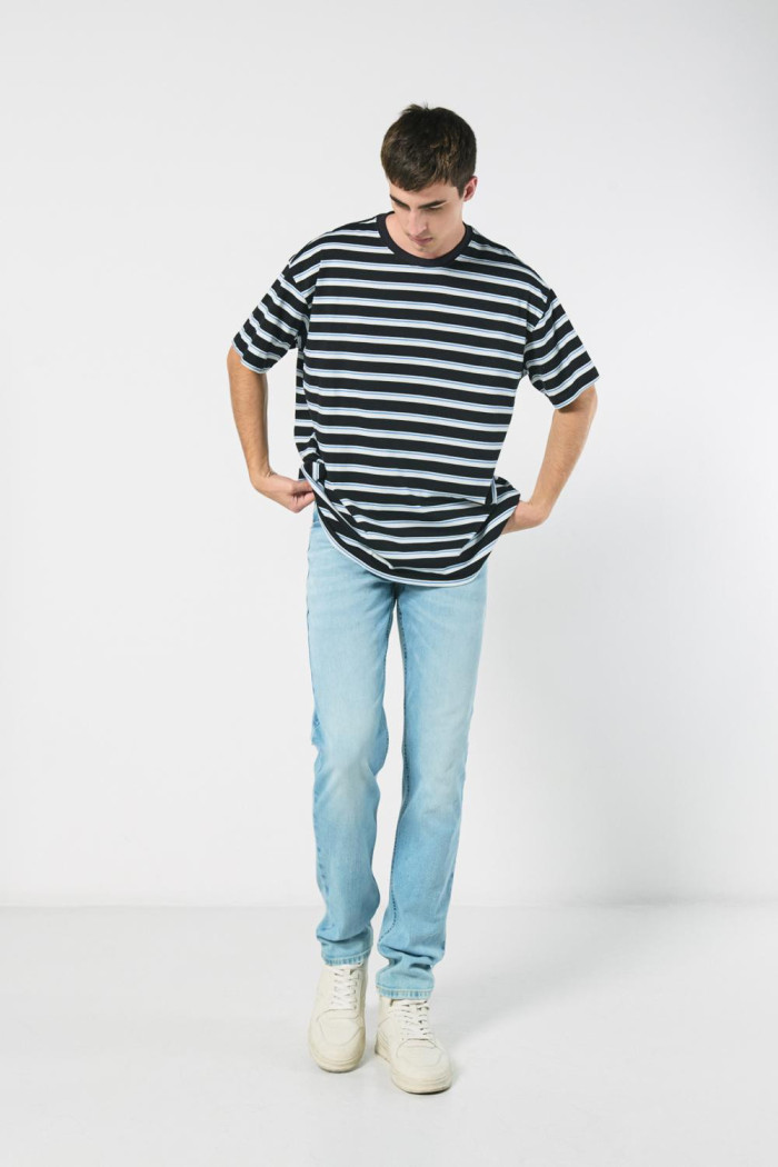 Camiseta unicolor a rayas oversize con cuello redondo