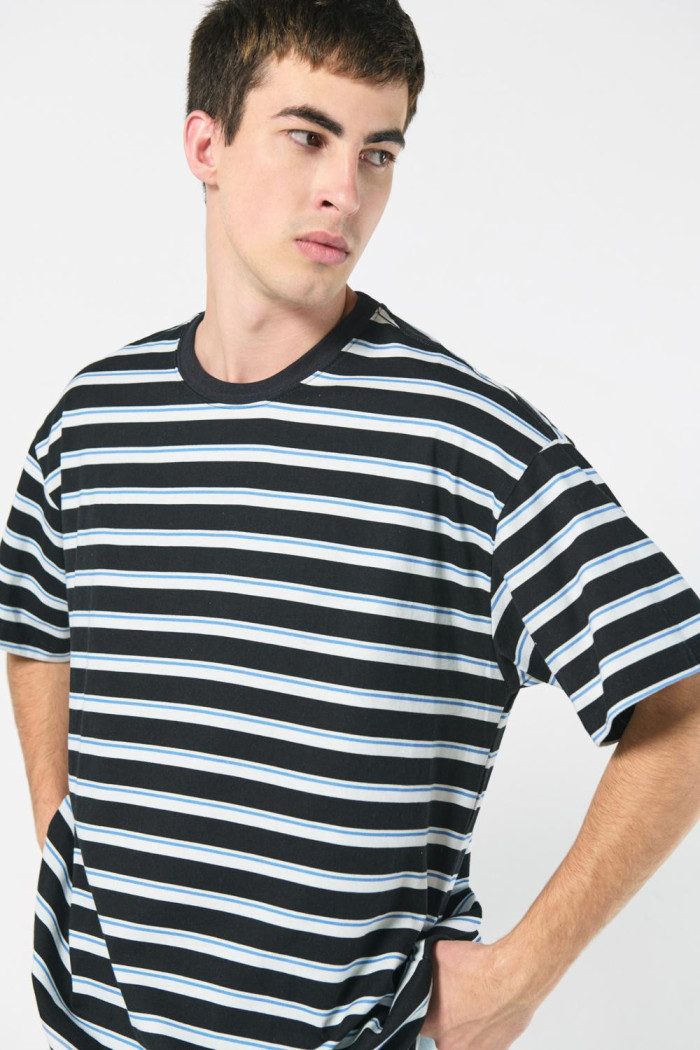 Camiseta unicolor a rayas oversize con cuello redondo