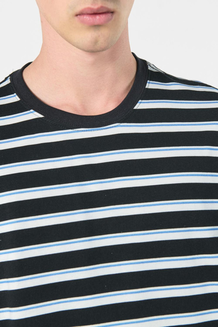 Camiseta unicolor a rayas oversize con cuello redondo