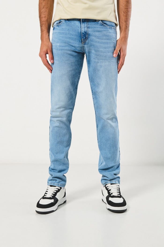 Jean slim tiro bajo azul claro ajustado con desgastes