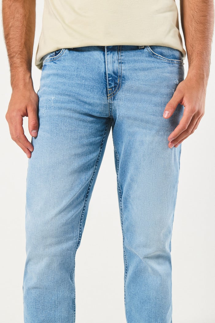 Jean slim tiro bajo azul claro ajustado con desgastes