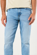 Jean slim tiro bajo azul claro ajustado con desgastes