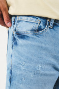 Jean slim tiro bajo azul claro ajustado con desgastes