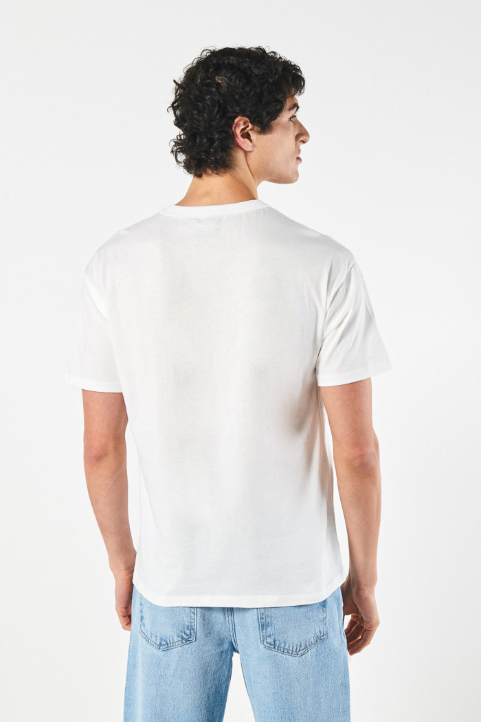 Camiseta unicolor con manga corta y hombro rodado