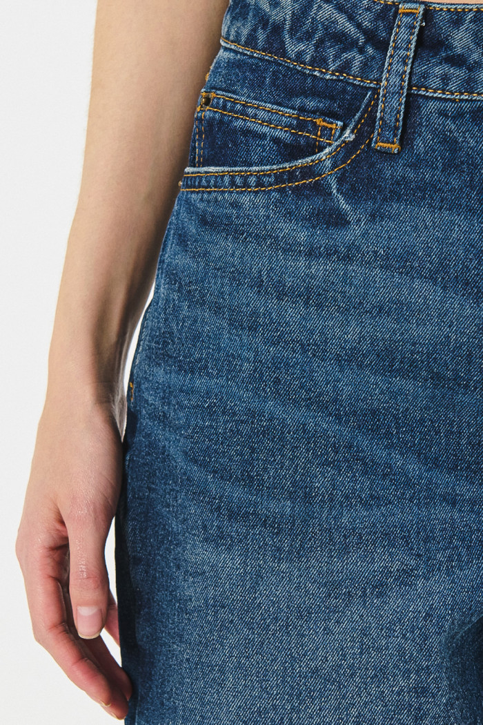 Short súper tiro alto azul oscuro en jean con bolsillos