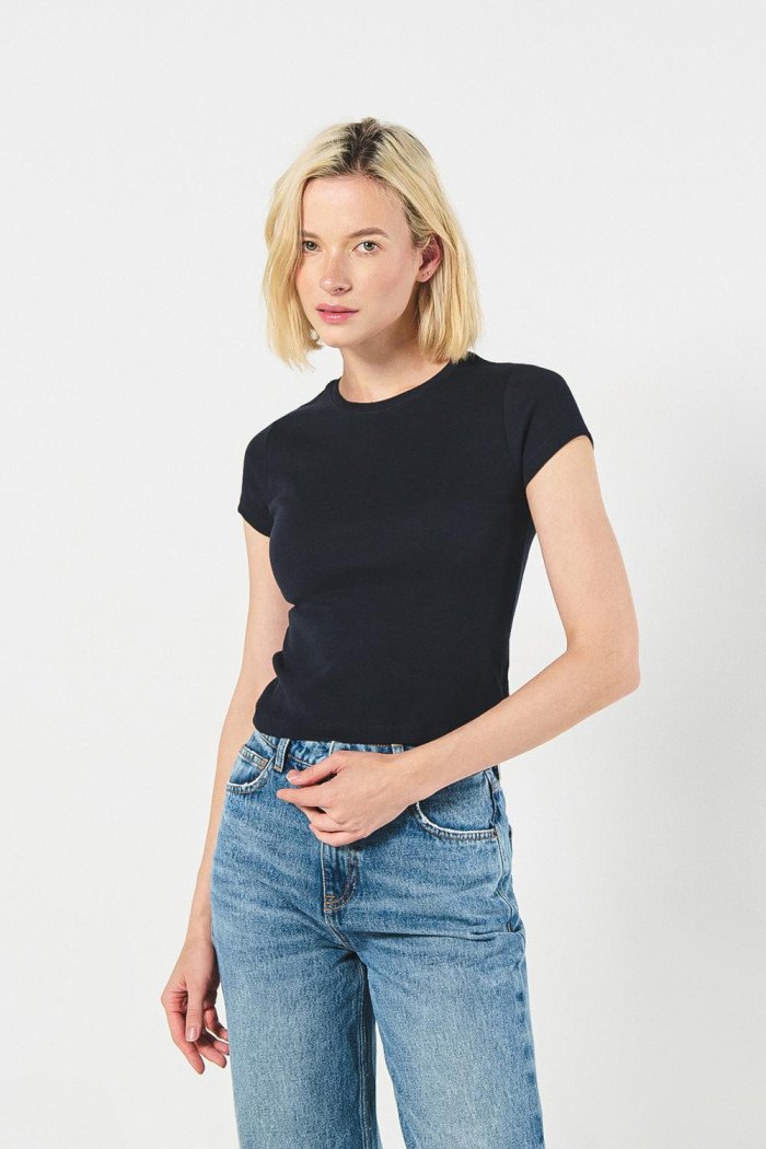 Camiseta cuello redondo azul intensa con corte en espalda