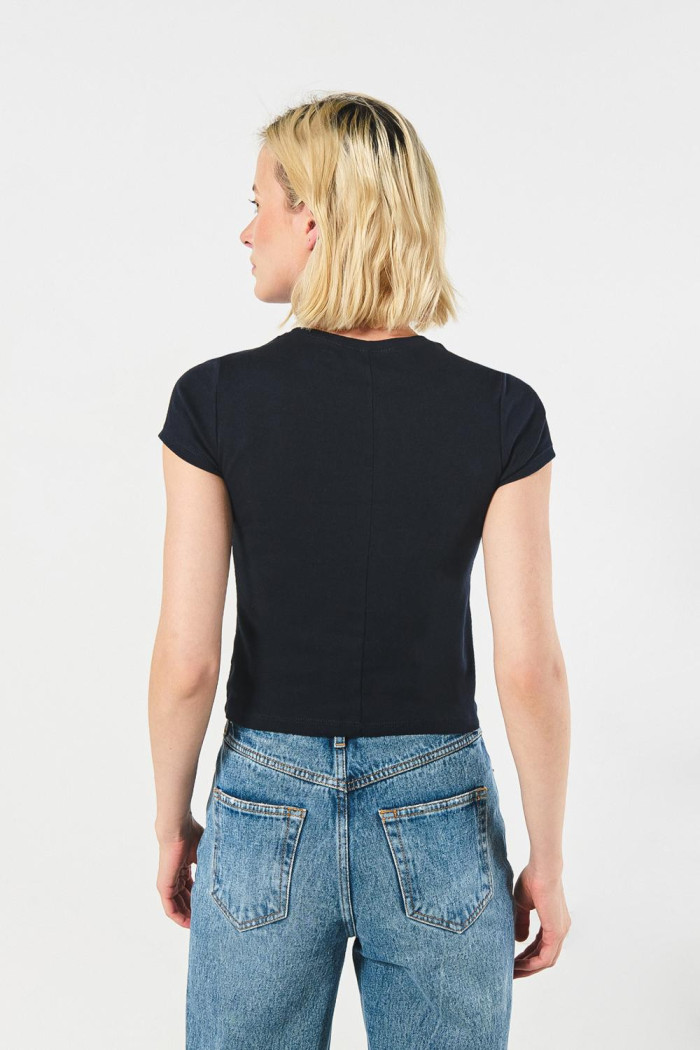 Camiseta cuello redondo azul intensa con corte en espalda