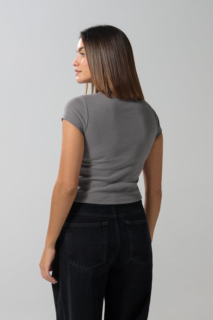Camiseta ajustada en rib unicolor con manga corta y texturas