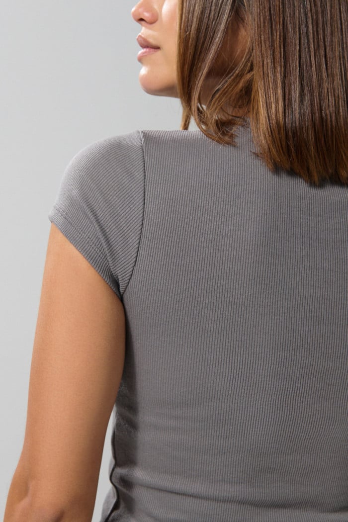 Camiseta ajustada en rib unicolor con manga corta y texturas