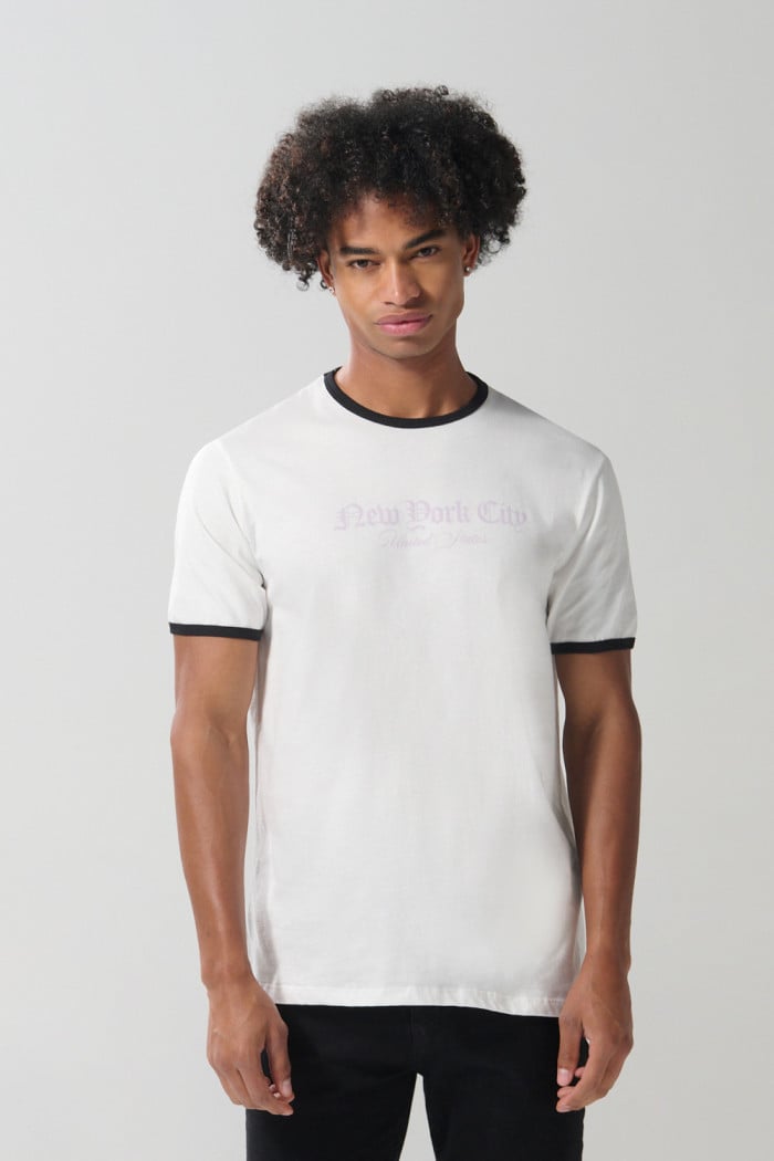 Camiseta college con contrastes y manga corta crema