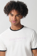 Camiseta college con contrastes y manga corta crema