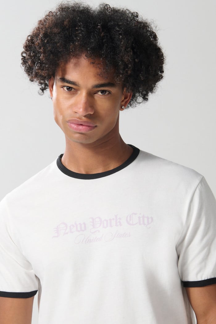 Camiseta college con contrastes y manga corta crema