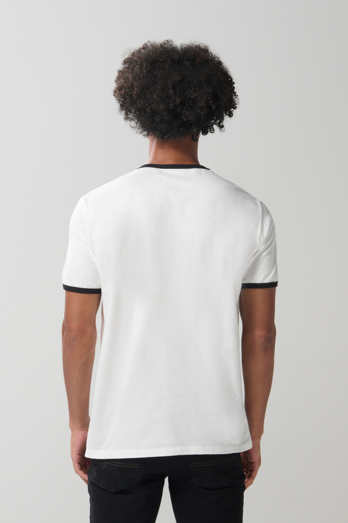 Camiseta college con contrastes y manga corta crema