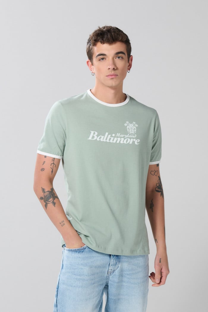 Camiseta verde con contrastes, manga corta y arte college