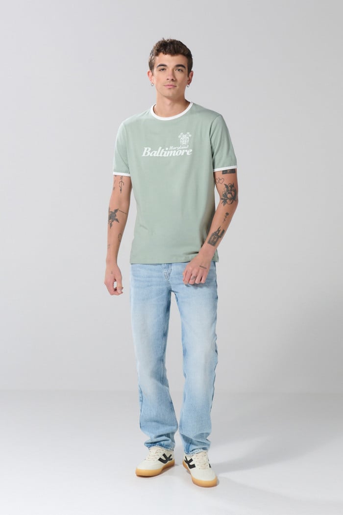 Camiseta verde con contrastes, manga corta y arte college