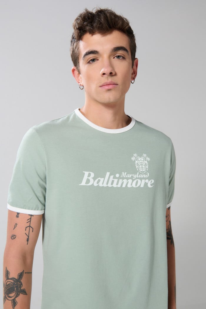 Camiseta verde con contrastes, manga corta y arte college