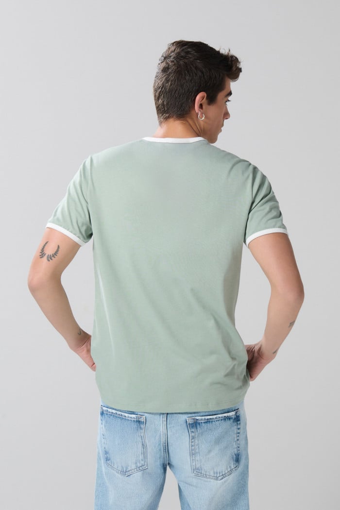 Camiseta verde con contrastes, manga corta y arte college